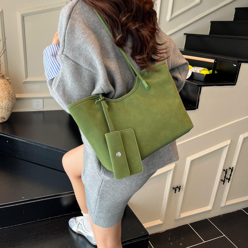 

Premium retro large-capacity bag 2025 new commuter versatile women s shoulder bag mother and child portable tote bag зелений