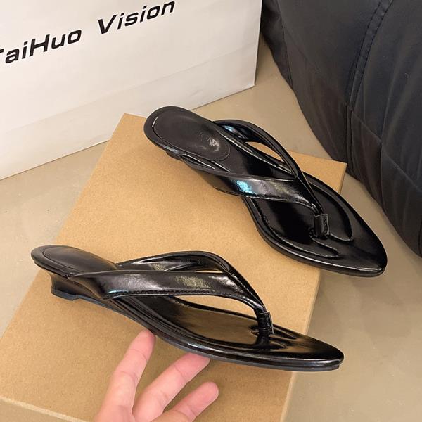 

Модные шлепанцы женские летние на танкетке шлепанцы модные резиновые шлепанцы платформа острый носок пляжная обувь низкая роскошь гавайские сабо 35