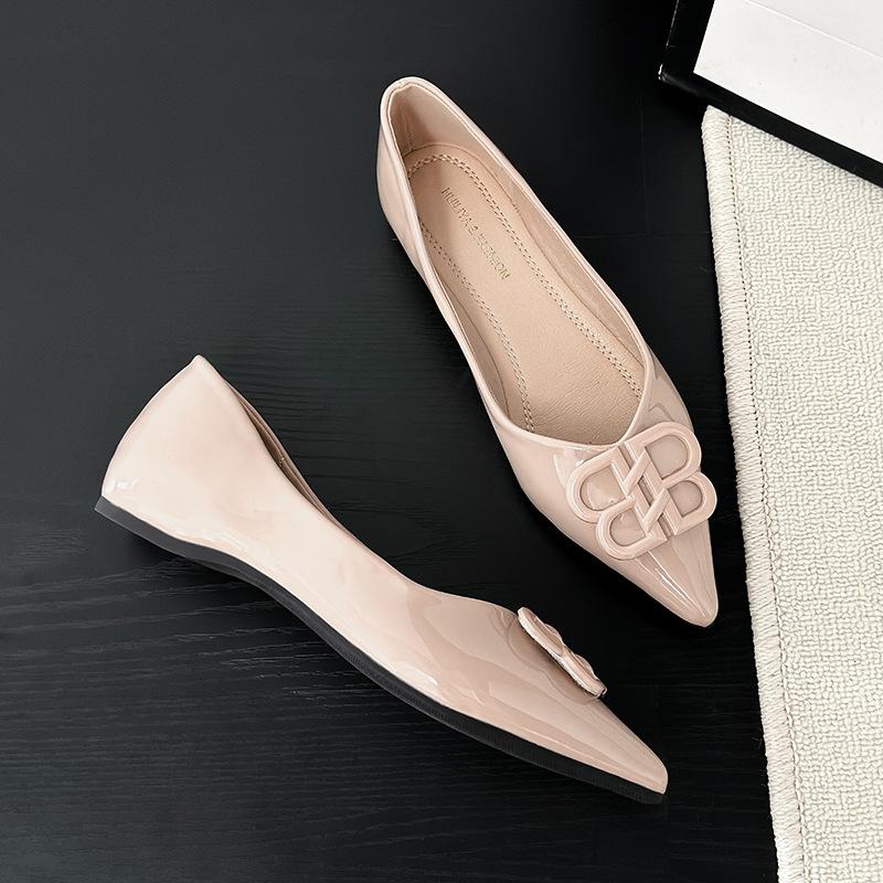 

W828-68 fairy wind 2025 new temperament fashion flat shoes women Internet celebrity celebrity patent leather shoes women 40 розовый