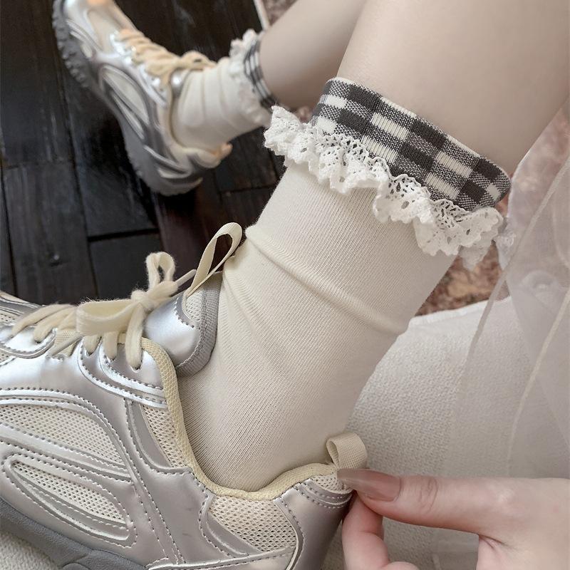 Women's Spring and Autumn Vintage Pluck Trend Lace Edge In The Cylinder Pile Socks