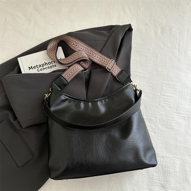 Premium underarm bag women's autumn and winter new handbag commuter versatile shoulder messenger bag