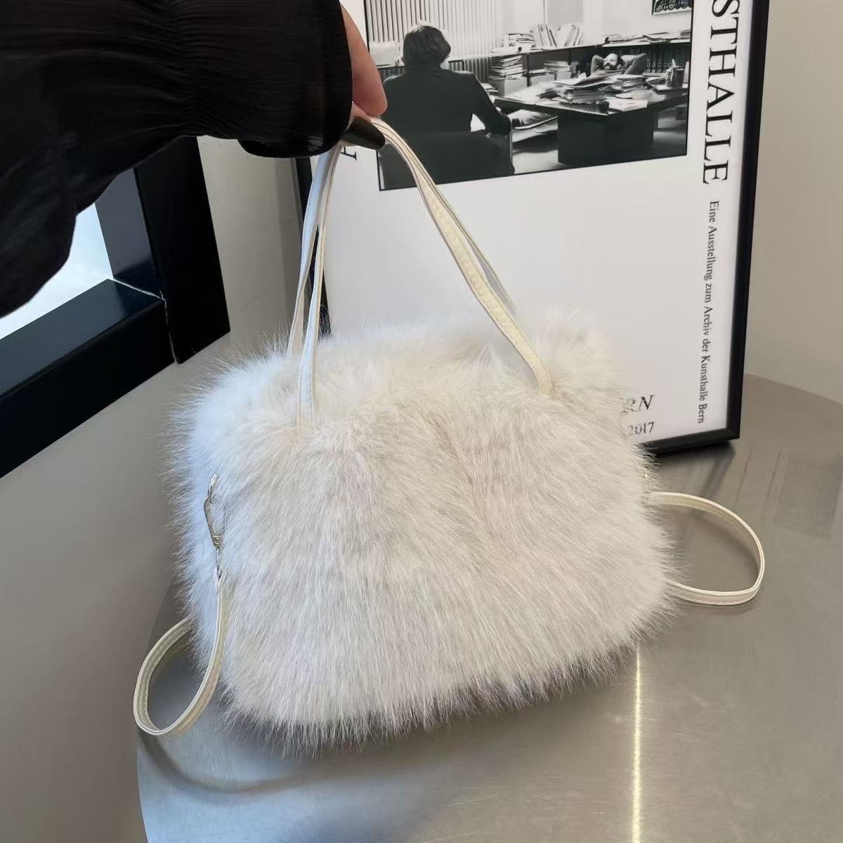 

New spring women s bag, foreign style fashion plush bag, tote handbag, women s bucket, shoulder messenger bag, fluffy bag