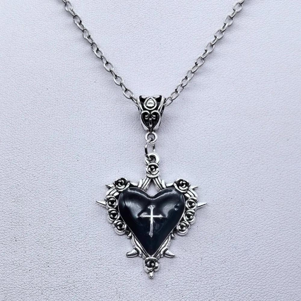 

Ожерелье Сердце Уникальное ожерелье с дизайном красного сердца и шипов для тех, кто любит готические аксессуары чёрный