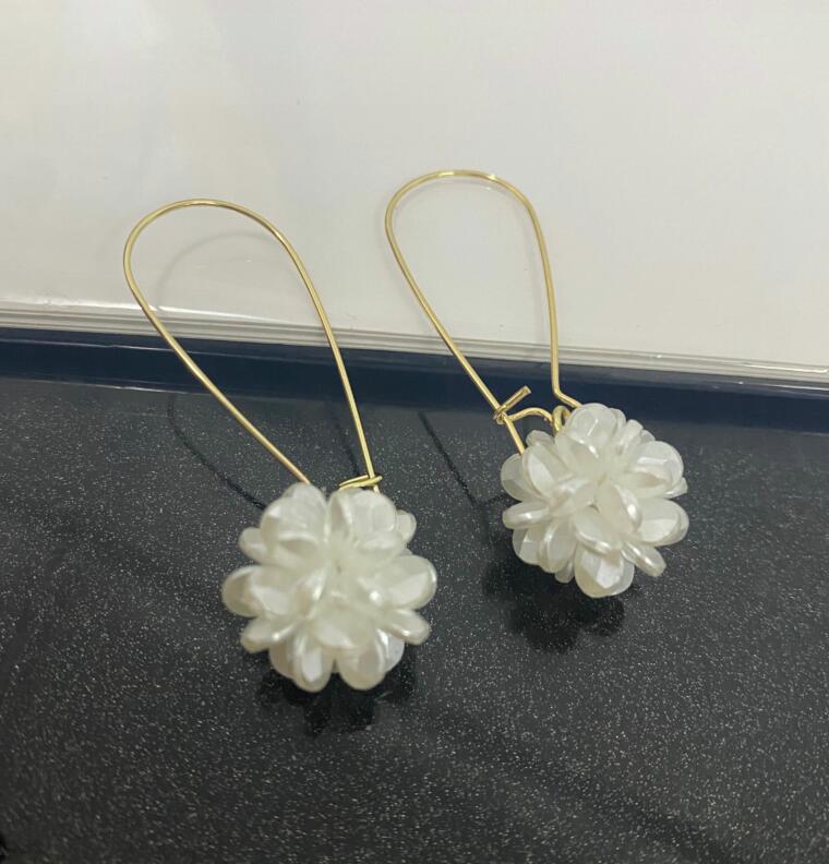 1pair Exaggerated Design Sense Long Flower Ball Earrings Women s Simple White Petals Geometric Ear Buckle Earrings Pendant Women s Flower белый