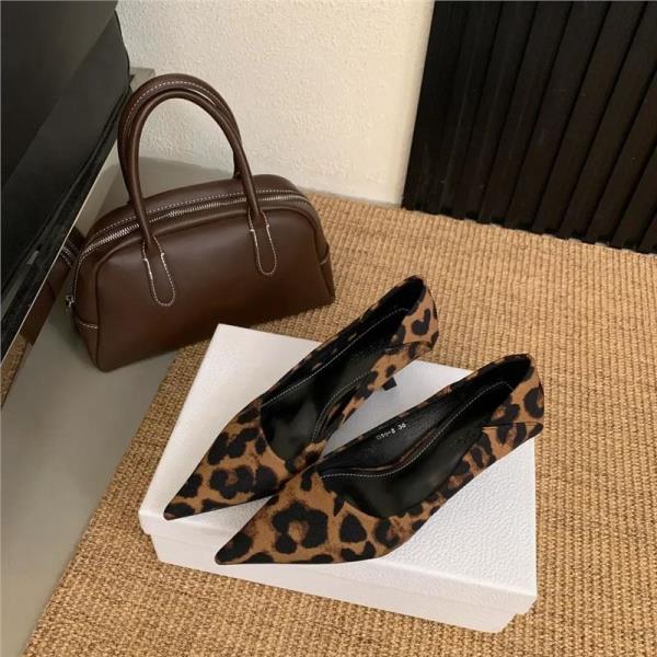 

Модная обувь Женские балетки Модис Осень Низкий каблук Острый носок Мелкий вырез Повседневные женские кроссовки Платье 2025 Осень Леопард Удобная ПУ 35