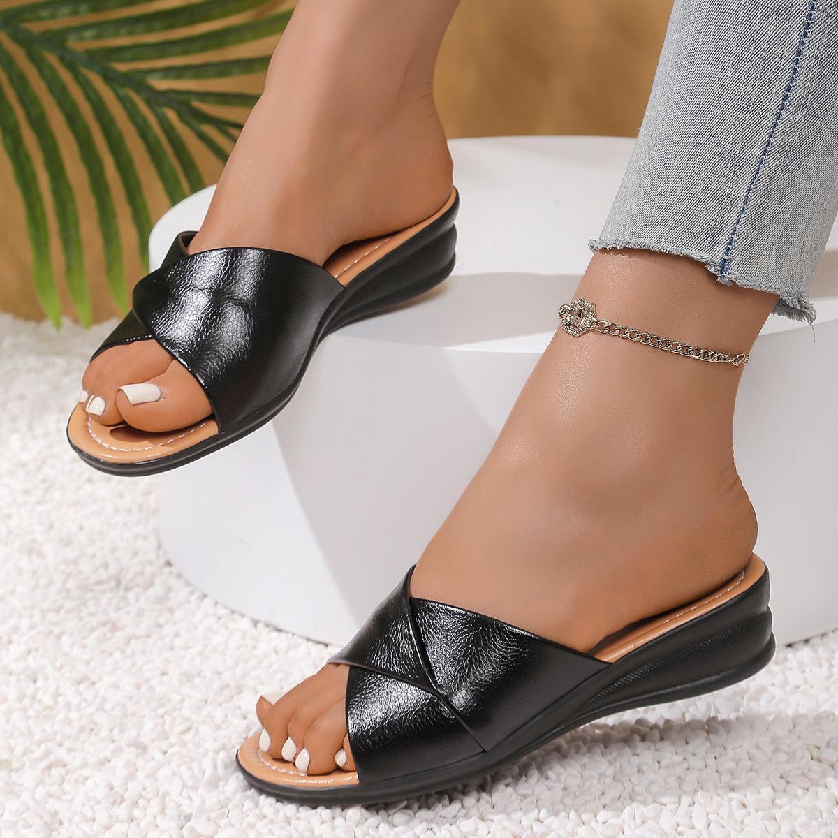 

Модные летние новые корейские модные туфли-шлепанцы на танкетке с открытым носком, повседневные женские шлепанцы крутого дизайна большого размера 36 чёрный