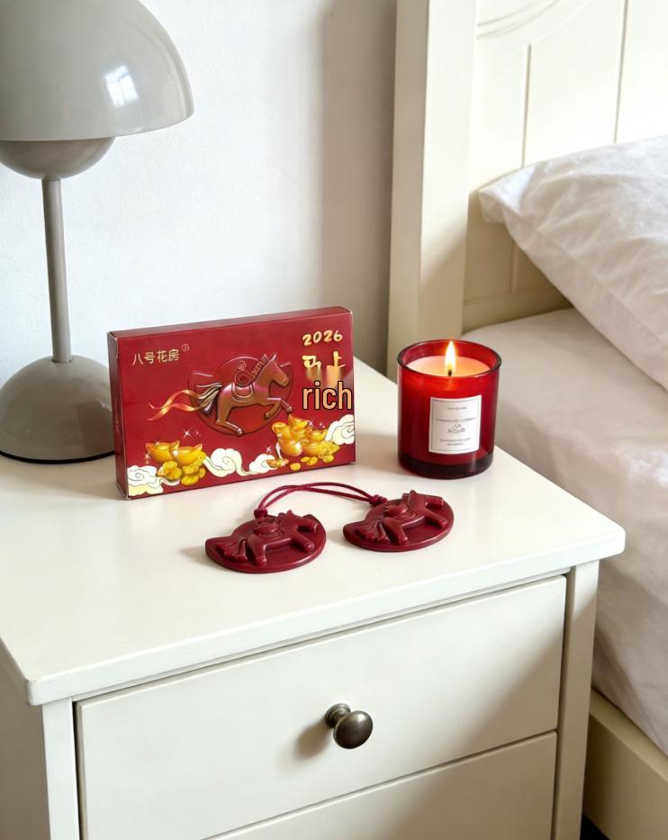 

Ba Hao s New Year Beeswax Incense Ornament: Floral Horse Design for Auspicious Ambiance 1 Box