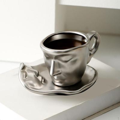 Sada keramických hrnků a podšálků Kissing The Face na latte Thinker Coffee k Valentýnu pro...