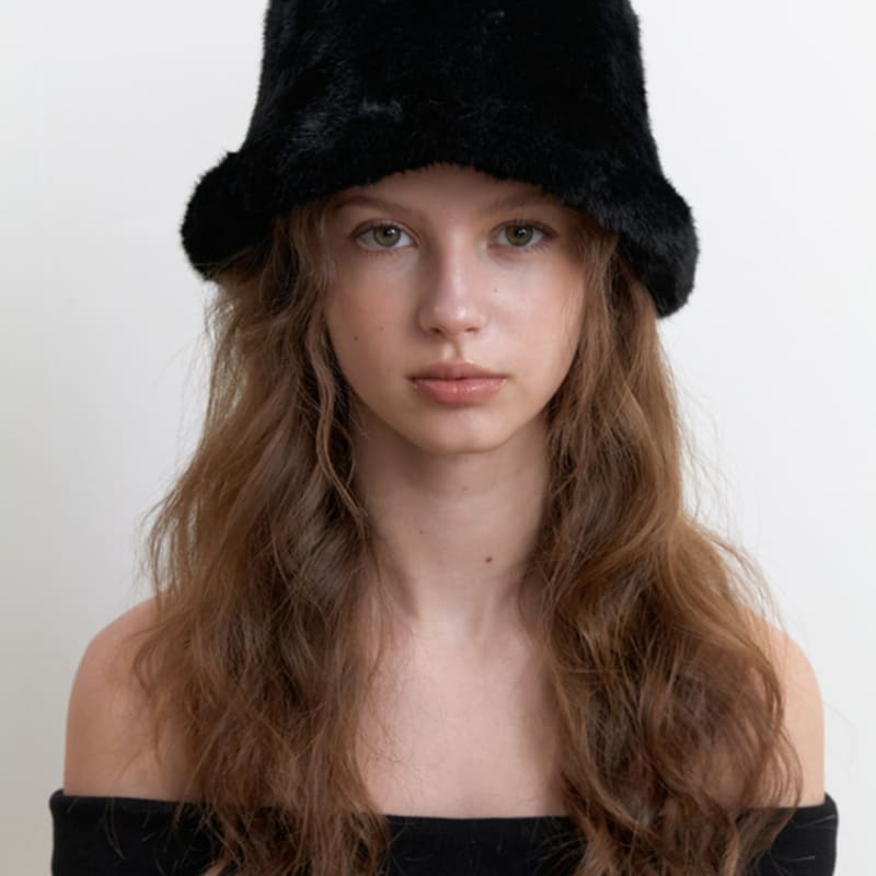 KINDABABY fur bucket hat - black