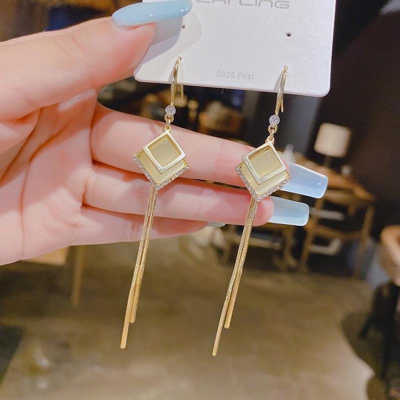 Elegant Long Cat s Eye Diamond Tassel Earrings - Slimming, Fashionable Ear Hooks 3B605 Gold