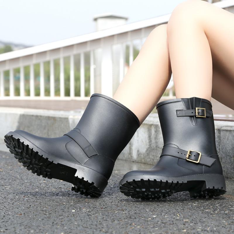 Women's rain shoes women's fashion outer wear locomotive boots upper and lower buckles classic fashion medium tube waterproof and non-slip rain