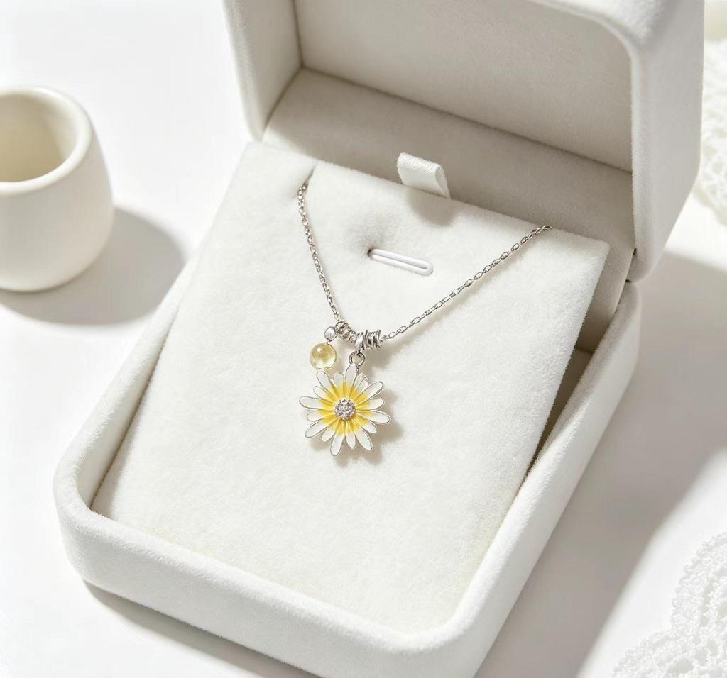 Elegant Daisy Silver Enamel Necklace - Stylish, Versatile, and Light Luxury Clavicle Chain for Women