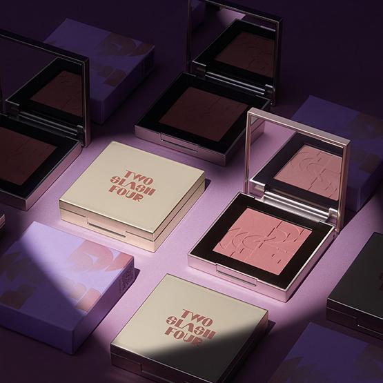 TWO SLASH FOUR Blush pour tout le visage 5,5 g
