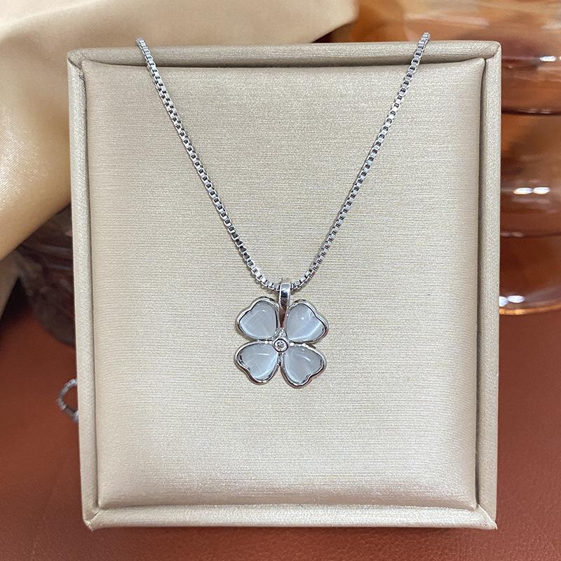 Lucky Clover Necklace Women'S Gold-Plated Cat'S Eye Delicate Petal Clavicle Chain Simple Temperament Women'S Neck Chain