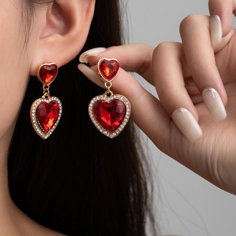 Hot-selling Fashion Versatile Love Earrings Light Luxury High Sense Full Diamond Heart-shaped Gemstone Sweet Temperament Earrings Women