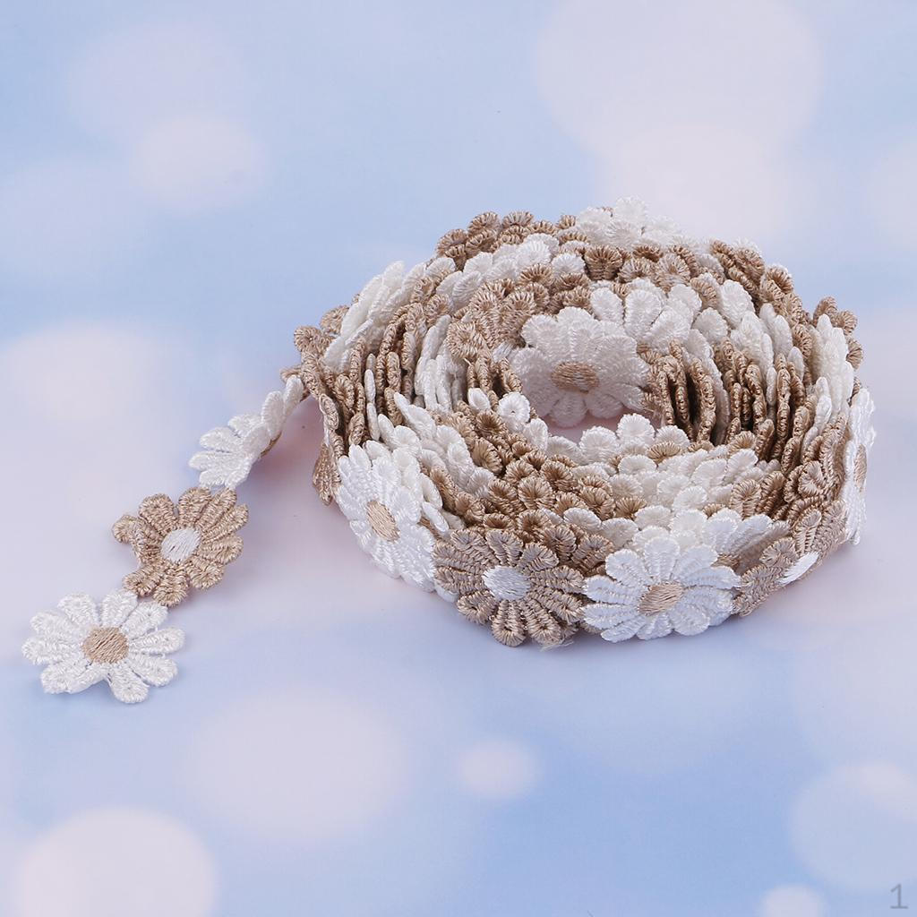 

Лента с кружевной каймой и вышитой аппликацией с цветком ромашки