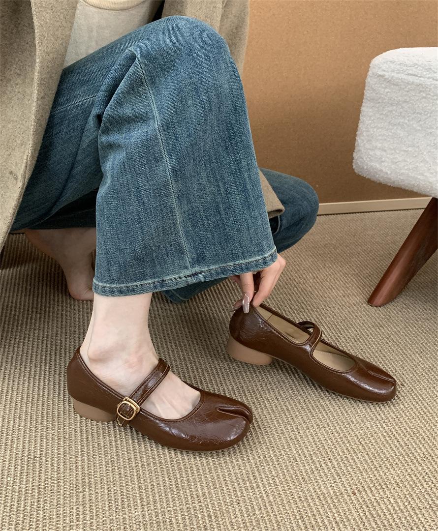 

Spring 2025 new soft-soled Doudou pig s trotters with flat bottom shallow mouth split toe Mary Jane single shoes women 39 коричневый