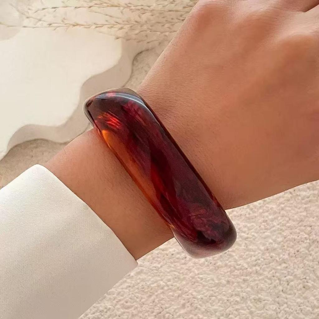A Women's Bracelet, Resin Exaggerated Design with Polygonal Translucent Wide Bracelet, Suitable for Daily Wear and Vacation Wear