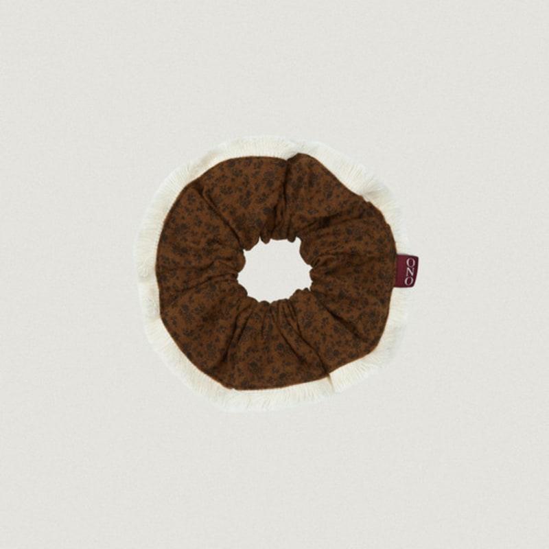 OUR NOSTALGIA Flower Tassel scrunchie_Camel(O25-ACC05)