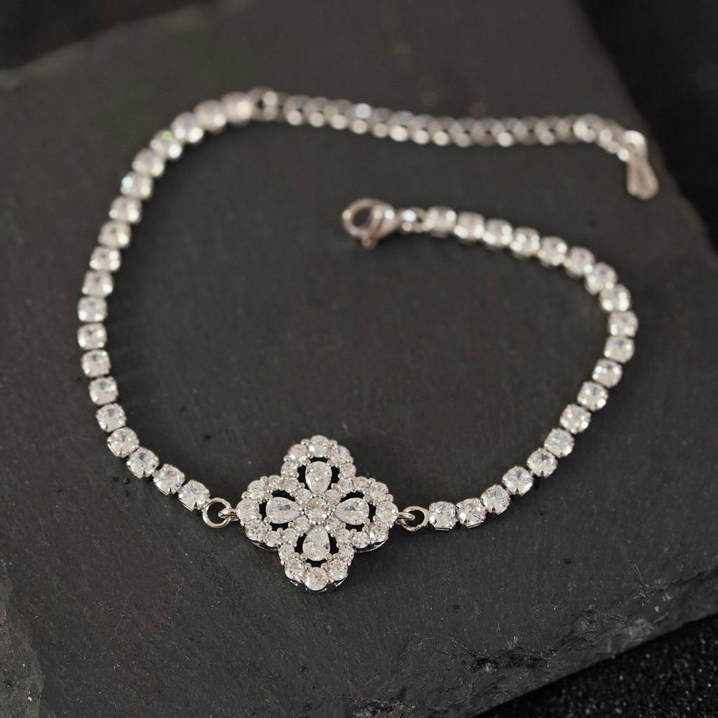 Bracelet Loop Four-Leaf Clover Bracelet Women'S Light Luxury Niche Full Of Diamond Snowflake Hand Jewelry Cold Wind High Sense