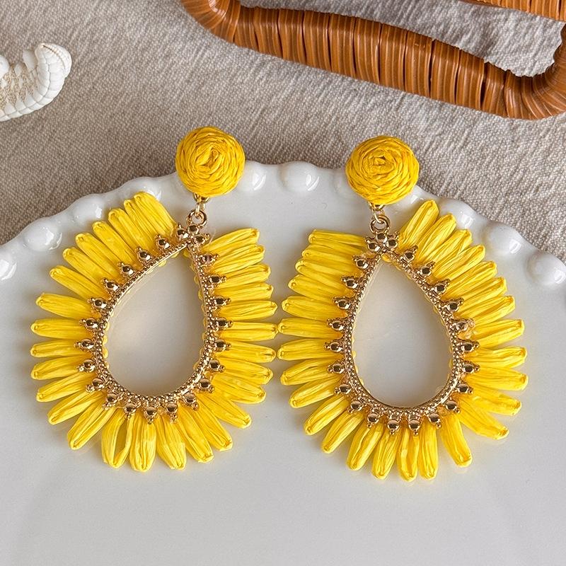 Cute Handmade Woven Sunflower Clip Earrings Raffia Flower Ear Clip for Women Beach Vacation Jewelry Gift Accessories Gifts