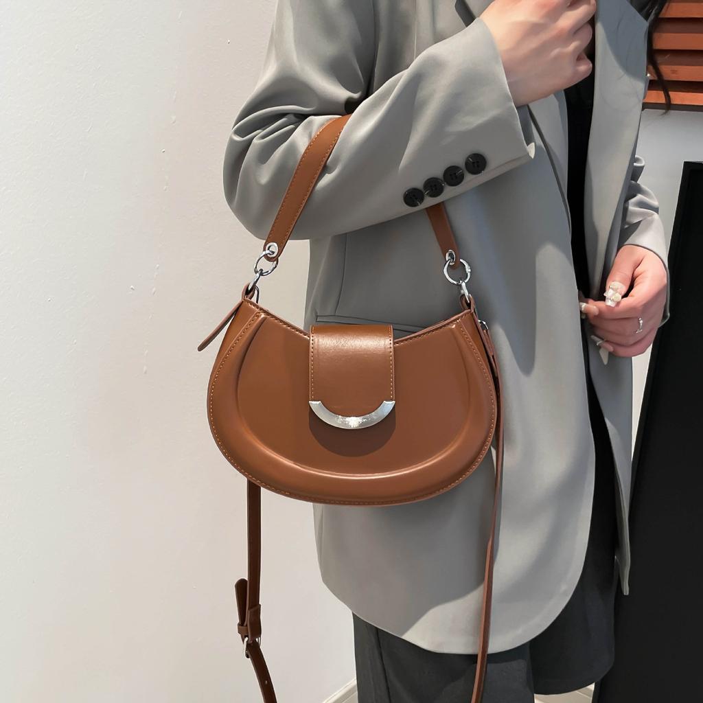 Textured bag women's large-capacity fashion niche women's shoulder messenger bag versatile underarm saddle bag