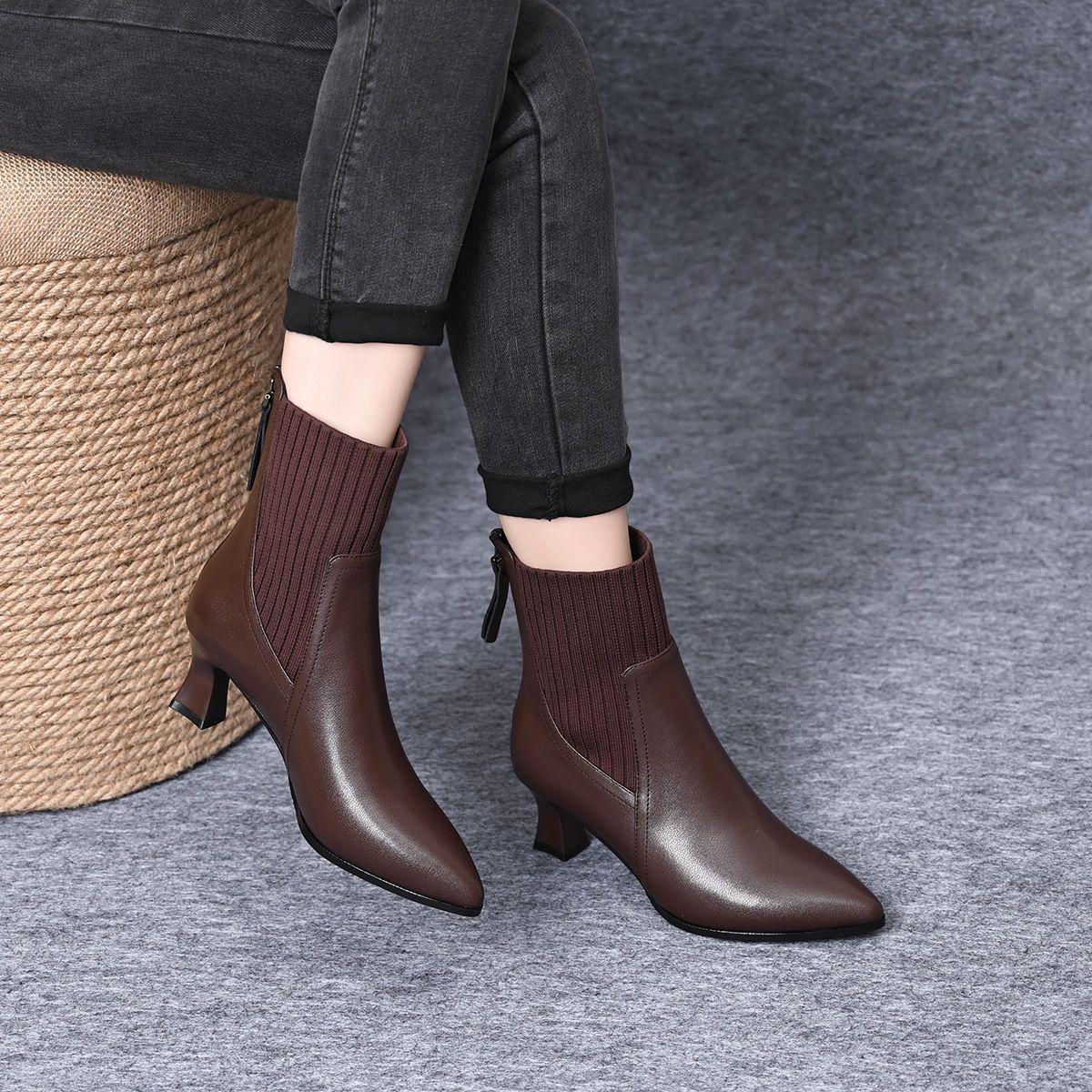 

Женские ботильоны из натуральной мягкой кожи в стиле ретро на высоком каблуке с эластичной облегающей посадкой и острым носком для осени/зимы. 35