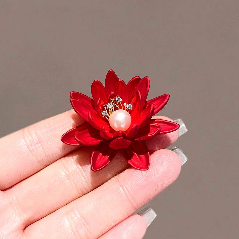 Vintage Peony Pearl Fan Brooch: Elegant Retro Flower Pin for Women’s Suits