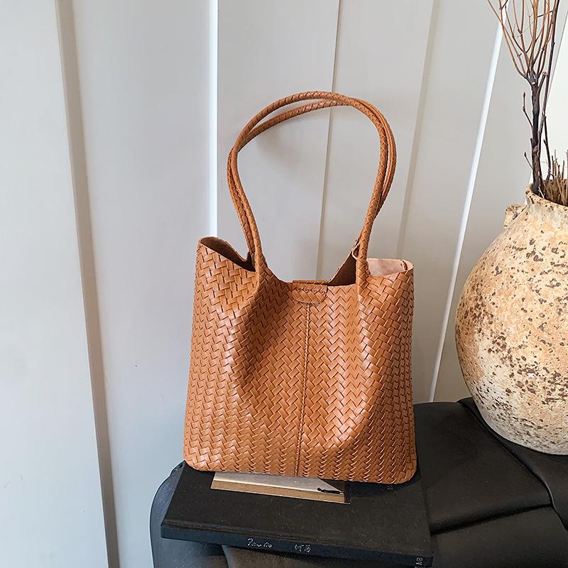 Autumn retro large-capacity bag women's new fashion woven pattern shoulder bag work tote bag