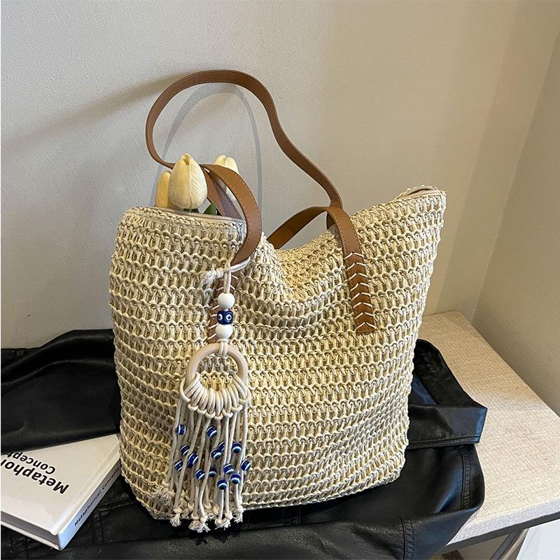 

Большая соломенная сумка-тоут: Модный, Вместительный и Идеальный для Летних Пляжных Каникул или Повседневного Использования. грязно-белый