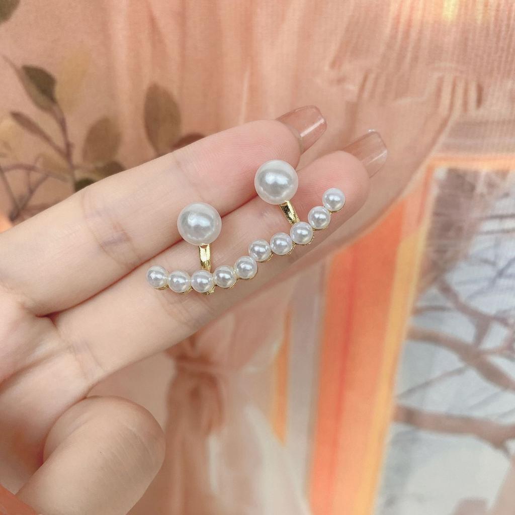 The new two-wearing pearl earrings are trendy, with simple temperament and rear-hanging earrings.