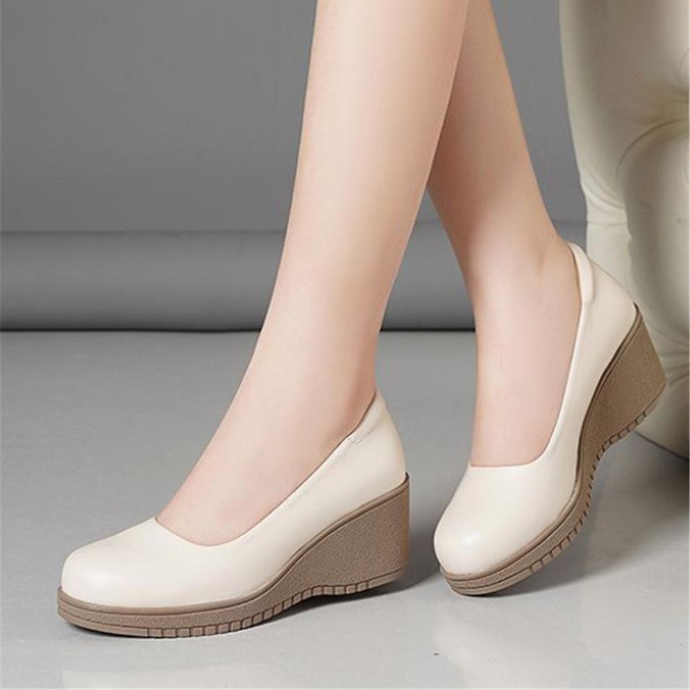 Dame mote søt lettvekt svart vår komfort slip-on kilehæl sko dame kul svart skinn hælsko ab619