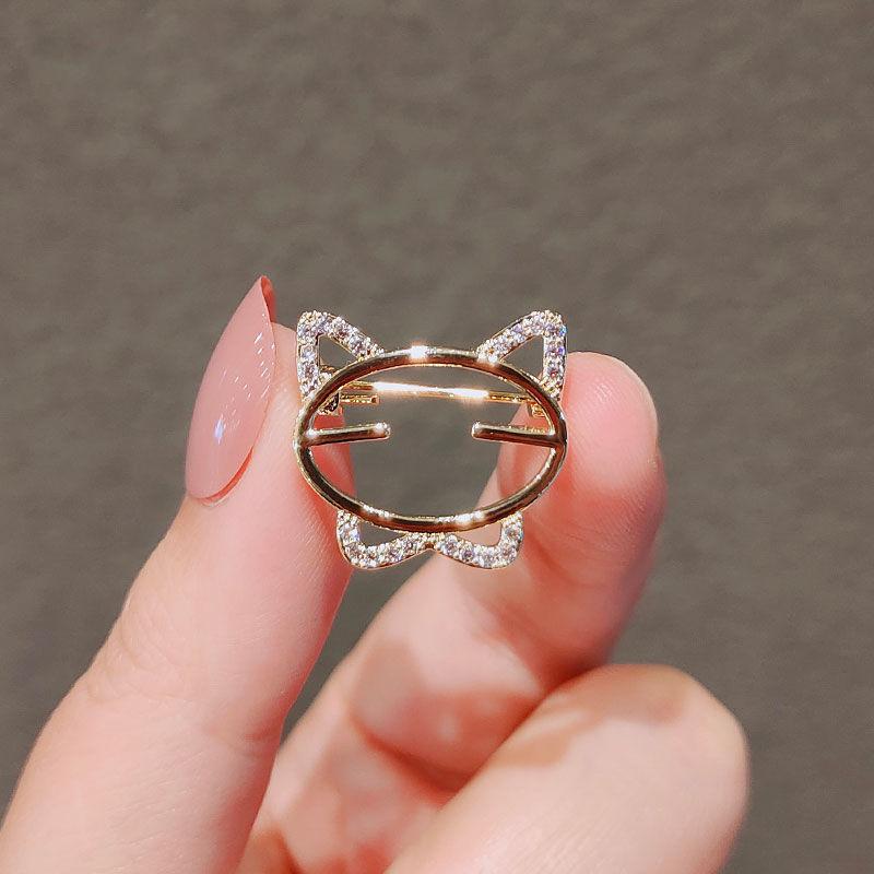 Japanese Cute Minimalist Smiling Face Brooch: Elegant Women's Anti-Exposure Neckline Pin