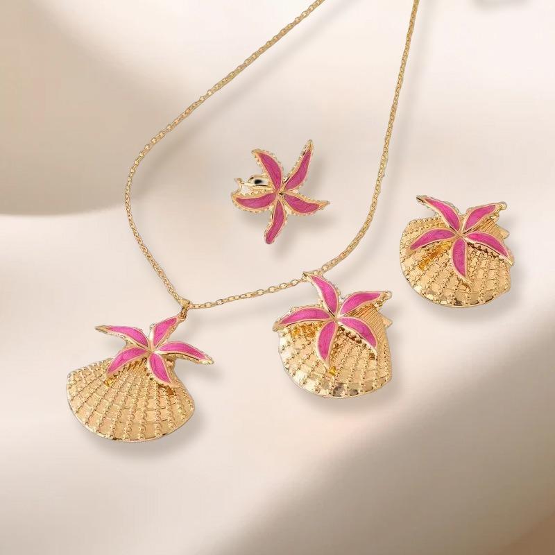 Styl wakacyjny, modny trend, zestaw biżuterii z rozgwiazdą i muszlą jest odpowiedni na wakacyjne plażowe stylizacje, prosty i wszechstronny