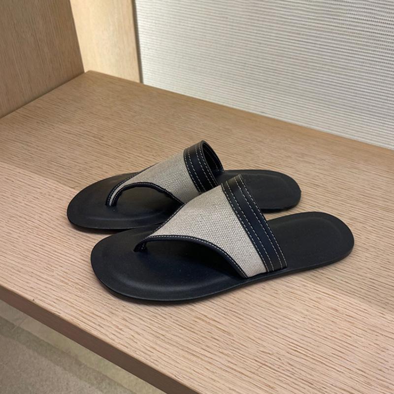 

Корейская версия нишевых ретро простых шлепанцев женские 2025 лето новые на плоской подошве модные для улицы сандалии с перемычкой женская обувь 40 чёрный
