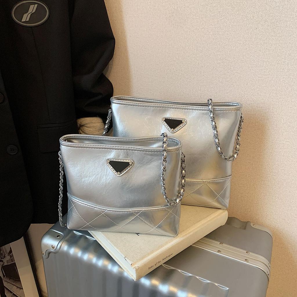 Simple and High-end Women's Bags, Shoulder Bags, Niche Chain, Dumpling Bags, Large-capacity Trendy and Versatile Women's Oblique Span Bags.