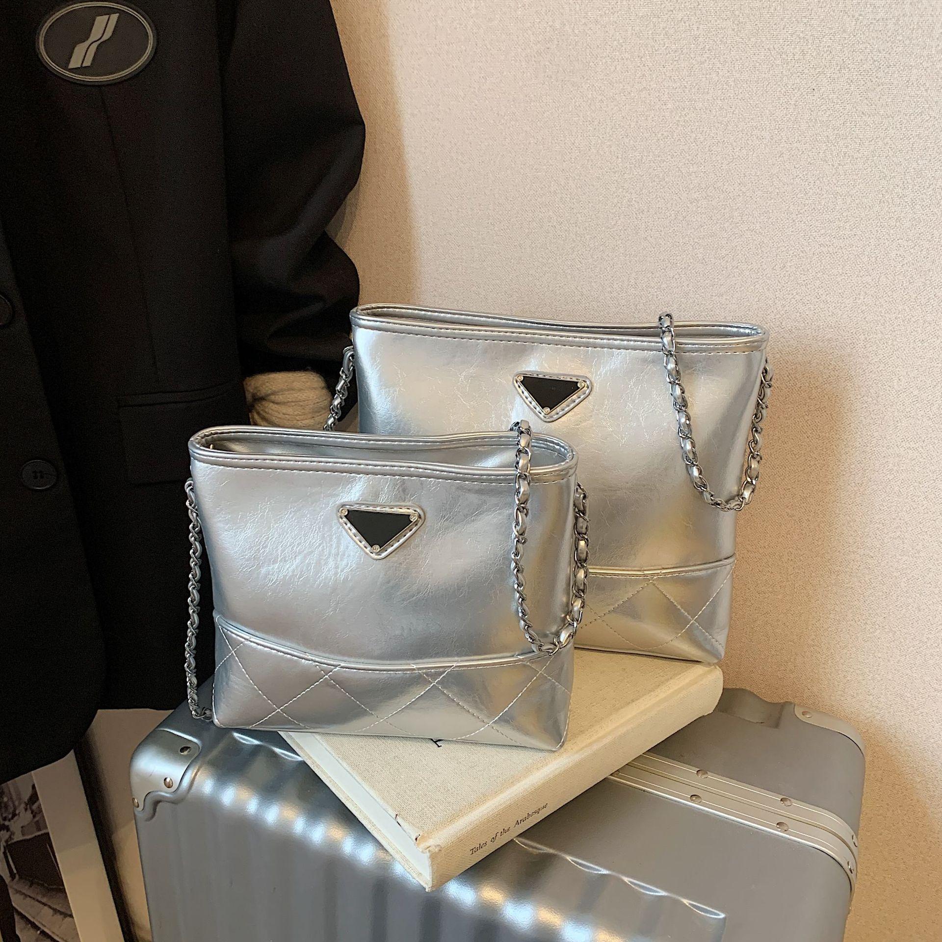 

Simple and high-end women s bags, shoulder bags, niche chain, dumpling bags, large-capacity trendy and versatile women s oblique span bags. Small срібний