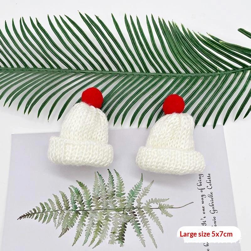 Mini pletené vánoční čepice Santy s měkkými bambulkami v různých barvách pro DIY panenky, vánoční večírky a dekorace