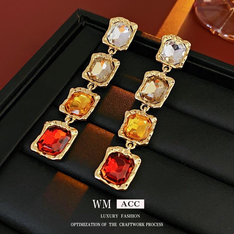 

Серьги-пусеты из цветного металла в стиле ретро с бриллиантами - Изысканный дизайн в стиле легкой роскоши