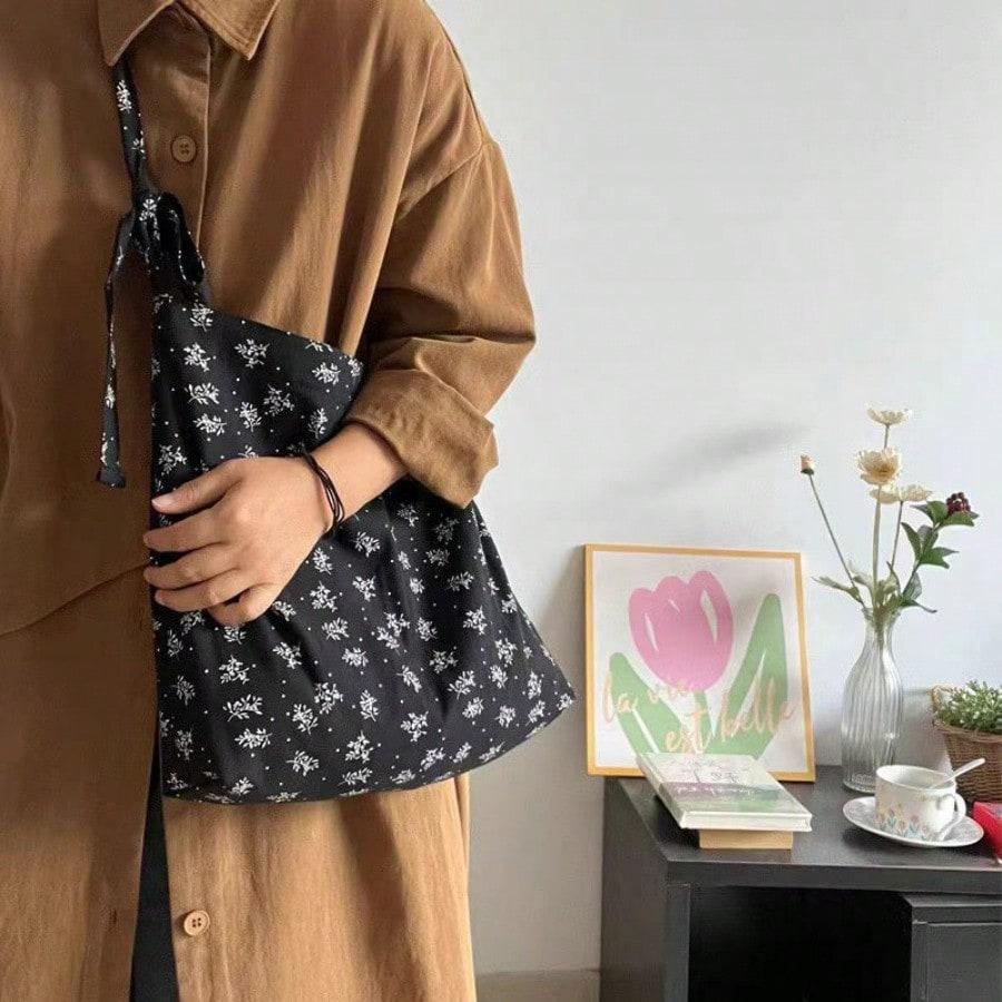 Niche versatile canvas bag shoulder messenger bag black floral printed bag for women