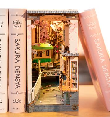 Rolife DIY Book Nook Cherry Blossom Train 3D Puzzle Miniaturní sada House Kit Stojan na knihy Stojan na knihy Dekorace LED police na knihy Ručně vyrobená sada Montáž Dřevěné Puzzle