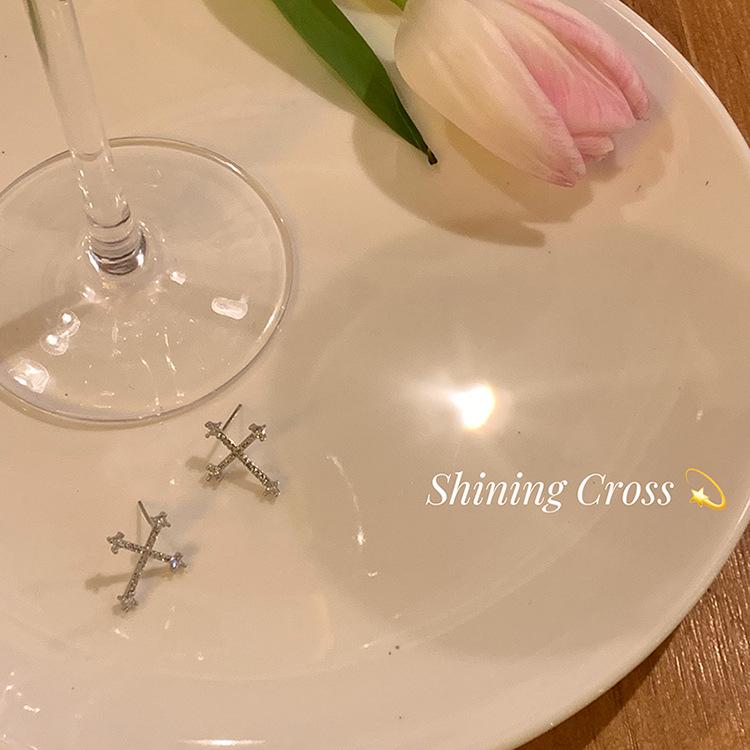 Spicy Cool Girl Cross Earrings: Luxe No-Pierce Ear Clips with Niche Design