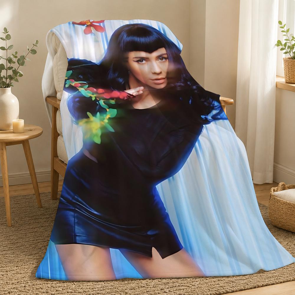 Marina Diamandis Singer Throw 240g flannel blanket, suitable for sofas, beds, offices, exquisite gift blankets