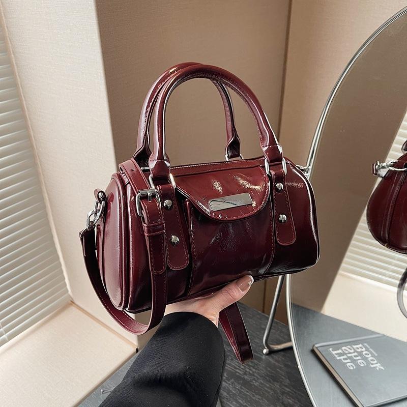 Super fire small bag women's autumn and winter 2025 new women's shoulder crossbody pillow bag versatile portable work small bag
