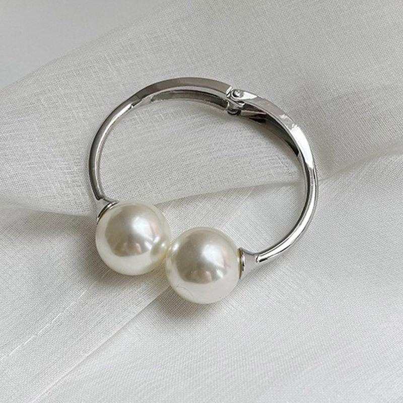 Элегантный открытый браслет с двумя крупными жемчужинами серебряный