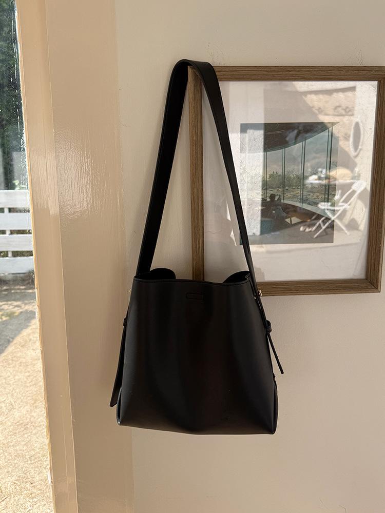 

Премиальная текстура, иностранный стиль, популярная наплечная сумка, новинка 2025 года, женская, для отдыха, простая, большой вместимости, универсальная однотонная сумка-ведро чёрный