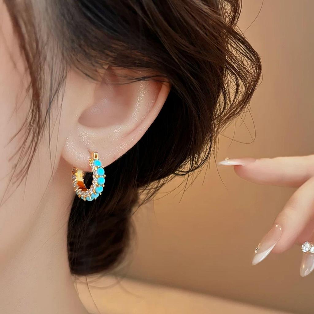 Blue Turquoise Diamond Round Ear Cuff: Elegant, Simple Design with High-End Feel - Versatile, Exquisite Jewelry.