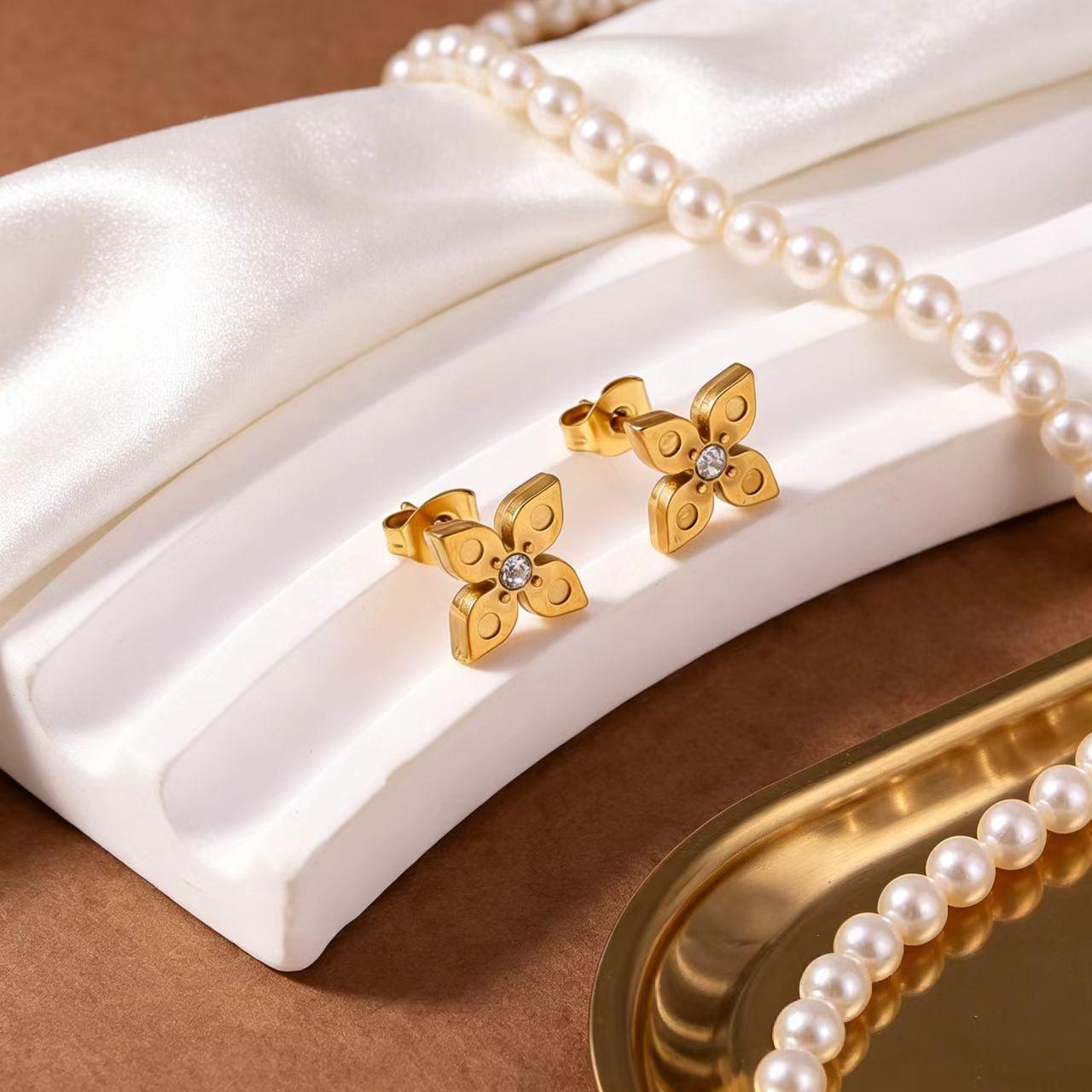 European & American Style Four-Leaf Clover Jewelry Set: 18K Gold-Plated Titanium Steel Necklace, Bracelet, & Earrings for Women 18K Gold