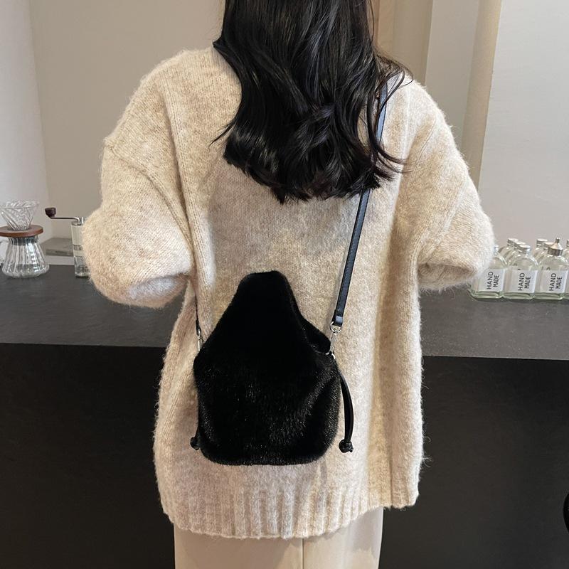 Autumn and winter new Mao Mao bag women's niche design portable bucket bag fashion hand bag trend messenger plush bag