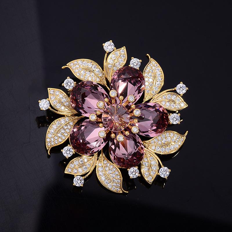 Retro Flower Brooch, High-end Feminine Charm, Crystal Imitation Brooch, Light Luxury and Niche Design Sense Brooch